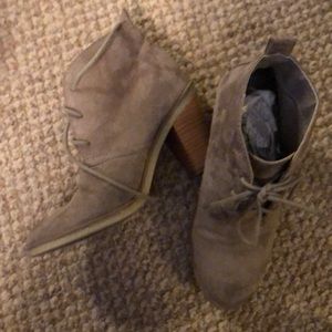 Woman’s American Eagle booties